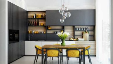 Wenn Sie planen, eine Küche zu reparieren oder einen Plan für ein zukünftiges Haus oder eine zukünftige Wohnung zu erstellen, sollten Sie der Küche besondere Aufmerksamkeit schenken. Moderne Küchen sind heute nicht nur eine Hommage an die Gegenwart, es ist für jede Hausfrau eine lebenswichtige Notwendigkeit, im Haus eine komfortable und funktionale Ecke zum Kochen zu haben. Küchendesign 2025–2026: trendige Küchen und stilvolle Kücheneinrichtung: Fotos, Trends, Ideen Das moderne Design der Küche bietet uns eine riesige Auswahl an Ideen und Designinnovationen, unter denen jeder für sich modische Küchen nach seinem Geschmack auswählen kann. Deshalb gibt es heute kein Problem mehr, welche Art von Küchendesign man machen soll, wie man die Küche möglichst funktional ausstattet. In Fortsetzung unserer Fotobewertungen moderner Designs haben wir uns außerdem entschlossen, Ihnen 50 Ideen für Kücheninnenarchitekturtrends 2025–2026 in verschiedenen Stilrichtungen vorzustellen, die zeigen, dass modische Küchen nicht nur groß, sondern auch sehr klein sein können Zeit sehen sehr stilvoll aus. Wir sind bereit, Ihnen jetzt modische Küchen, Küchendesign und -interieur, Küchentrends und Trends in verschiedenen Stilrichtungen anzubieten. Trendiges Küchendesign 2025–2026: aktuelle Stile Modische Küchen sind natürlich wunderbar, aber nur Sie entscheiden über den Stil der Küche und nur Sie schaffen ein individuelles Küchendesign in Ihrem eigenen Zuhause. Beachten Sie, dass heute die modernsten Küchen, ob klein oder groß, in den folgenden Innenausstattungsvarianten präsentiert werden: Minimalismus im Küchendesign; Modernes Küchendesign; Loft-Küchendesign; Hightech-Küchendesign; Küchendesign Provence. Unter den oben genannten Küchendesignoptionen sind die modischen Küchendesigns 2025-2026, Minimalismus und Hightech, sehr erfolgreich, da sie in einer modernen, dynamischen Welt am rationalsten sind. Welche trendigen Küchen 2025–2026 passen harmonisch in Ihr Küchendesign? Jede Küche hat ihren eigenen Stil, ihre eigene Größe, ihr eigenes Farbschema, ihre eigenen Textilien und Dekorationen sowie ihre eigenen Funktionsmechanismen, die bestimmen, wie komfortabel und angenehm Ihr Raum in diesem Raum während des Betriebs sein wird. Deshalb lohnt es sich, nicht nur modische, sondern auch optisch schöne und stilvolle Küchen zu wählen, denn in diesem Raum können Sie frühstücken, zu Mittag essen, zu Abend essen, kochen, Zeit mit Tee und Kaffee verbringen usw. Die Küchengestaltung kann große Küchengarnituren mit Ober- oder Unterteil, zusätzliche Küchenteile, die separat beispielsweise in der Mitte des Raumes angeordnet sind, oder aus Platzgründen nur den Unter- oder Oberteil der Küchenschränke umfassen um andere Teile zu platzieren. Das moderne Design der Küche kann Küchenmöbel mit Fassaden aus Acryl-, Kunststoff- und Holzmaterialien umfassen. Je nach Designstil wählen Sie die Eigenschaften der Küchenmöbel, das Vorhandensein bestimmter Abschnitte, deren Größe und Farbgebung. Trendküchen 2025–2026 können in jeder Farbe der Palette präsentiert werden, aber heute liegt der Trend bei weißen, schwarzen, grauen, blauen, roten, gelben und braunen Küchen in stilvollem Design. Vergessen Sie neben der Küchengarnitur, dem Esstisch und den Stühlen nicht die anderen wichtigen Raumbestandteile dieses Raumes, insbesondere: Moderne Küchengeräte eingebaut oder in Originalfarbe gefertigt, im Einklang mit anderen Details. Wanddekoration im Stil, den Sie mögen, zum Beispiel Tapete, Ziegel, Beton, Fliesen, Stein, Malerei, Stück, Zierputz usw. Erstellen Sie eine originelle Schürze, entwickeln Sie ihr Design, zum Beispiel mithilfe von 3D-Zeichnungen, Fliesen, Feinsteinzeug , Furnier, Laminat. Die Wahl der besten Spüle für Ihre Küche ist sowohl für das Design als auch für die komfortable Bedienung der Küche sehr wichtig. Die Inneneinrichtung der Küche 2025-2026 wird perfekt, wenn Sie sie mit schönen Textilien in Form einer Tischdecke, Vorhängen, Tüll, dekorativen Bezügen für Stühle dekorieren, wenn Sie den Provence- oder Boho-Chic-Stil usw. verwenden. Wenn Ihre kleine Küche Teil eines Studio-Apartments ist, kümmern Sie sich um ein weiches, kleines Sofa oder eine weiche Ecke, die zu einem beliebten Urlaubsort für die ganze Familie wird. Stilvolles Küchendesign 2025–2026: trendige Ideen für kleine und große Küchen Unabhängig davon, für welches Küchendesign Sie sich entscheiden, können Sie jederzeit mit dem Inhalt experimentieren, indem Sie einige Dinge hinzufügen oder entfernen. Designer schlagen vor, originelle Gadgets und stilvolle Veredelungstechniken in den Küchenraum einzuführen. So liegen zum Beispiel nicht nur gepolsterte Küchenmöbel im Trend, sondern auch originelle Holzbänke oder eine ganz andere Variante – aufwendige, unkonventionelle Möbel im modernen Stil. Mögen Sie kein Monochrom? Um modische Küchen im Originaldesign zu gestalten, führen Designer häufig kontrastierende Farbkombinationen, eine Mischung aus warmen und kalten Farbtönen in die Wanddekoration und die Wahl der Raumkomponenten ein. So sehen zum Beispiel der knallrote Kühlschrank in der schwarzen Küche oder ein paar grüne Schubladen in der Küche in perfekter Weißfarbe stilvoll aus. Achten Sie nicht nur auf Standard-Arbeitsplatten, die in gewöhnlichen Headsets enthalten sind, sondern auch auf schicke und originelle Arbeitsplatten mit eingebauter Spüle aus Marmor, Beton, Stein. Vergessen Sie nicht die natürliche und künstliche Beleuchtung, installieren Sie nach Möglichkeit schöne und große Fenster und ergänzen Sie sie durch verschiedene Arten künstlicher Beleuchtung. Der Trend der Kücheninnenarchitektur 2025–2026 sind eingebaute grüne Ecken und sogar ganze Phytowände, die nicht nur modische Küchen verwandeln, sondern auch für saubere Luft im Haus sorgen. Wenn Sie ein großes Panoramafenster haben, nutzen Sie den Platz daneben funktional, indem Sie eine weiche Ecke auf einer großen Fensterbank oder einem Esstisch platzieren, um immer eine schöne Aussicht zu genießen. Wenn Sie eine kleine Küche haben, zonieren Sie den Raum so ergonomisch wie möglich, indem Sie verschiedene Regale, Regale, Ausziehmechanismen und umwandelbare Möbel installieren. Platzieren Sie in einer kleinen Küche Eck- oder doppelseitige Headsets und nutzen Sie so den größtmöglichen Platz, um Funktionalität, Komfort und Gemütlichkeit zu gewährleisten. Und jetzt, speziell für Sie, das beste neue Küchendesign 2025–2026 – TOP 50. Die Farbe der Küche im Jahr 2025, wie man es danach nicht bereut … Sie möchten ein Küchenset kaufen oder bestellen, wissen aber nicht, bei welcher Farbe Sie aufhören sollen? Vielleicht hilft Ihnen unser Artikel weiter! Die richtige Farbe für Küchenmöbel wählen Farbige Küchensets können eine besondere Stimmung erzeugen, daher sind Helligkeit und satte Farben für Fassaden die beste Lösung! Berücksichtigen Sie bei Ihrer Auswahl die Empfehlungen von Psychologen und Designern. Möchten Sie Ihren Appetit unter Kontrolle halten? Stoppen Sie in Pink oder Grau. Diese Farbtöne werden Ihnen helfen, Ihren Appetit zu zügeln. Eine helle Palette hilft, den Raum optisch zu erweitern. Diese Lösung ist ideal für kleine Küchen. Orange, Rot und alle ihre Schattierungen können den Appetit anregen und den Bewohnern bei der Gewichtszunahme helfen. Wenn es Kinder in der Familie gibt, die nicht gerne essen, sollten Sie auf solche Farbschemata achten. Ein gemütlicher Zeitvertreib in der Küche sorgt für natürliche Nuancen der Natur. Wenn der Raum den größten Teil des Tages beleuchtet ist, können Sie getrost Flieder, Blau, Grün und andere kalte Töne wählen. Wenn Sie Glück haben und Besitzer eines geräumigen, hellen Esszimmers sind, können Sie fast jedes Farbschema wählen. Wenn Sie auf dunkle Farben setzen, versuchen Sie, den Innenraum mit kräftigen, hellen Gegenständen und Textilien aufzulockern. Und jetzt beginnt der Spaß – die Wahl des Farb-Headsets für Ihre Lieblingsküche: Jeder Jäger möchte wissen … Komplexes und strenges Grau Jemand wird sagen, dass Grau eine langweilige Farbe ist, aber Designer sind bereit, dem zu widersprechen! Tiefes und warmes Grau verleiht dem Innenraum ein Gefühl von Stil, Raffinesse und Aristokratie. Ein kleiner Trick: Wählen Sie die Fassade des Headsets mit einer auffälligen Materialstruktur und ungewöhnlichen Mustern. Dann sehen die Möbel wirklich luxuriös und edel aus. Lila – Trendfarbe für Küchenmöbel 2018 Alle Lila-Töne sind seit einigen Jahren in Mode. Experten zufolge werden sie länger als ein Jahr relevant sein. Daher können Sie lila Küche bedenkenlos bestellen. Zögern Sie nicht, es wird den Reichtum und die Aristokratie der Dekoration hervorheben. Langweiliges Orange Haben Sie genug von dunklen und langweiligen Farbtönen? Wählen Sie eine leuchtend orange Küche in Orange. Um den Innenraum aufzuhellen, genügt es, eine Schürze oder einen Kühlschrank in einem Orangeton anzuordnen. Es sei jedoch daran erinnert, dass „Orange“ in Maßen sein sollte. Es kann mit grauen und hellblauen Farben ausgeglichen werden. Ruhig, nur ruhig. Perle Viele haben Angst vor dieser Option. Einfaches und prägnantes Weiß ist der beste Hintergrund für akzentuierte, lebendige Farbtöne. Weiß passt perfekt zu allen Schattierungen des Regenbogens. Minimalistisches Schwarz Vergessen Sie nicht die schwarze Farbe, die als die beste Wahl für moderne glänzende Headsets gilt. Design im Schwarz-Weiß-Stil ist ein jahrhundertealter Klassiker, der den Geschmack fast jedes Menschen befriedigt. Interessante Duette: Schwarz-Rot, Schwarz-Gelb, Schwarz-Orange. Glamourrot Diese ungewöhnliche Farbe für die Küche regt den Appetit an und schafft ein einladendes Interieur. Darüber hinaus stimuliert Rot das Gehirn und spendet Energie. Nach einem anstrengenden Tag in der roten Küche erholt sich der Körper schneller. Beachten Sie, dass diese Farbe Objekte optisch aufwertet. Nicht jeder kann in einem solchen Innenraum sein, vielleicht reicht ein Ersatzteil in Rot? Frisches Grün Was gibt es Schöneres als natürliche Grüntöne? Deshalb wird dieser Farbton häufig in modernen Innenräumen verwendet. Eine Küche in einer grünen Farbpalette kann morgens Energie spenden und abends Kraft spenden. Eine hellgrüne Farbpalette macht den Innenraum weicher und harmonischer. Bedenken Sie, dass ein kräftiger und tiefer Farbton gefährlich ist, da er den Raum dunkler macht. Das Wichtigste bei dieser Farbe ist, es nicht zu übertreiben! Für einen kalten Raum ist es besser, warme Mint- und Olivtöne zu wählen. Der Charme von Gelb Ein natürlicher, heller Farbton fügt sich problemlos in das Innere der Küche ein und erfüllt es mit Wärme und Zartheit. Der gelbe Küchenschrank wird in Kombination mit einer Tischplatte aus Holz oder weißem Stein großartig aussehen. Eine elegante Kombination wäre Gelb mit einem Schwarz-, Rot- oder Grünton. Elegantes braunes Holz Eine demokratische und saftige braune Farbe im Inneren der Küche ist die vorteilhafteste Option. Die Fassade mit Holzstruktur lässt sich mit jeder Art von Dekoration kombinieren. Je dunkler das Holz, desto heller sollten die übrigen Küchenoberflächen sein. Die Farbe der Fassade ist bei der Gestaltung der Küche sehr wichtig. Das Headset sollte nicht als separates Möbelstück betrachtet werden. Es soll sich harmonisch in die Atmosphäre einfügen und Teil einer gemütlichen Küche werden! Sagen Sie mir, hat Ihre Wahl zu Ihnen gepasst? Schreiben Sie in die Kommentare! Modernes Küchendesign 2025–2026: Fotos, Ideen für das Küchendesign Das schöne und stilvolle Design der Küche spielt bei der Inneneinrichtung Ihres Zuhauses keine geringere Rolle als die Gestaltung des Wohnzimmers, Schlafzimmers, Kinderzimmers und anderer Räume, in denen wir normalerweise viel Freizeit verbringen. In der Küche sind wir es gewohnt, bei einem Gespräch Tee zu trinken, uns mit Freunden und Verwandten zu treffen und so köstliche und beliebte Gerichte für die ganze Familie zuzubereiten. Daher ist die Gestaltung der Küche von großer Bedeutung, um im ganzen Haus Komfort und Gemütlichkeit zu schaffen, richtig einzustimmen, morgens zu inspirieren und nach einem anstrengenden Arbeitstag zu beruhigen. Das moderne und modische Design der Küche ist sehr vielfältig und kann manchmal verschiedene Trends und Trends kombinieren, die ineinandergreifend wirklich einzigartige Kücheninterieurs schaffen. Bei der Gestaltung der Küche 2025-2026 herrscht Eklektizismus vor, wenn einer der beliebtesten Stile als Grundlage genommen wird, ergänzt durch originelle und ungewöhnliche Elemente aus anderen Stilen der modernen Innenarchitektur. Moderne Trends und Trends im Design von Küchen ermöglichen es Ihnen, ein wahrlich reizvolles Interieur zu schaffen, das auf seine Weise individuell und außergewöhnlich ist und optimal auf Ihre Anforderungen und Wünsche zugeschnitten ist. Bei der Wahl des modernsten Küchendesigns ist es sehr wichtig, einer Farbe den Vorzug zu geben, die nicht nur gefällt, sondern sich auch harmonisch in das Gesamtinterieur der Wohnung oder des Hauses einfügt, gehoben und praktisch ist. Die beliebteste und gefragteste Farbe ist die weiße Farbe der Küche im Jahr 2025–2026, die sich am besten mit verschiedenen Einrichtungsstilen kombinieren lässt, auch eine Ergänzung mit stilvollen Farbakzenten ermöglicht, aber leider nicht immer so praktisch ist wie wir es gerne hätten. Ebenso beliebt ist das stilvolle und außergewöhnliche Design der Küche in den Farben Grau, Grün, Rot, Zitronengelb, Lila und sogar Rosa, die jedem Interieur Frische und Leichtigkeit verleihen. Sie können auch eine stilvolle Küchengestaltung 2025–2026 erreichen, indem Sie kontrastierende Farbtöne, zum Beispiel Beige oder Weiß, mit Braun, Schokolade und anderen Farbtönen und sogar Schwarz kombinieren, was interessant und ungewöhnlich aussieht. Neben schönen Linien und Texturen sind Funktionalität und Komfort von Küchenoberflächen und -zubehör nicht weniger wichtig. Es ist sehr wichtig, alle Designdetails so zu komponieren und auszuwählen, dass der Aufenthalt in der Küche gemütlich, komfortabel und angenehm ist. In diesem Testbericht haben wir die besten Küchendesign-Ideen für 2025-2026 zusammengestellt, deren Originalfotos in unserer Auswahl präsentiert werden, sodass Sie stilvolle und praktische Ideen für die Kücheneinrichtung finden und finden können. Stilvolles Design einer kleinen Küche 2025-2026 in leuchtenden Farben Bei der Auswahl eines modernen und modischen Küchendesigns stoßen wir häufig auf das Problem des begrenzten Platzes, und am häufigsten tritt dies in Wohnungen auf. Aber verzweifeln Sie nicht, denn Architekten und Designer bieten heute hervorragende Lösungen für die stilvolle Gestaltung kleiner Küchen. Eine dieser Lösungen ist die Verwendung überwiegend heller Farbtöne bei der Gestaltung der Küche, insbesondere Weiß und Beige. Optisch gegebene Farben vergrößern den Raum, machen ihn großzügiger und größer. Helle Farben haben aber auch Nachteile: Sie verschmutzen schnell und sind wenig praktisch. In diesem Fall können Sie das Design der Küche wählen, das dunkle Arbeitsflächen, die lange halten und in ausgezeichnetem Zustand bleiben, mit einem hellen unteren Teil der Küchenmöbel kombiniert. Sie können das Design einer kleinen Küche in Beige oder Weiß mit hellen Details – bunten Vorhängen, Lampen und Kronleuchtern, Wanddekoration und anderen interessanten Elementen des Kücheninterieurs – abwechslungsreich gestalten. Das Design der Küche in hellen Farbtönen passt perfekt zu vielen Details und Einrichtungselementen in anderen Farben, was dieses Design universell und harmonisch macht. Darüber hinaus kommt die helle Farbgebung der Küche nie aus der Mode und erfreut Sie stets mit Lakonizität und Unaufdringlichkeit. Wunderschönes Küchendesign 2025-2026 in leuchtenden Farben Eine helle Farbe hilft Ihnen dabei, ein originelles und stilvolles Küchendesign zu schaffen, das es Ihnen ermöglicht, Ihrem Kücheninterieur die richtige Atmosphäre, besondere Gemütlichkeit und Komfort zu verleihen. Beliebte Farben bei der Gestaltung von Küchen sind Rot, Grün, Gelb, Orange, Blau, Himbeere. Es ist notwendig, die Farbe der Küche unter Berücksichtigung Ihrer Vorlieben und Ihres Geschmacks zu wählen, denn Sie sollten sich in Ihrer eigenen Küche wohl und gemütlich fühlen. Es ist sehr wichtig, dass das Design der Küche funktional ist und es Ihnen ermöglicht, problemlos Hausarbeiten zu erledigen und problemlos zu kochen. Helle und stilvolle Farben, Glanz von Metall und Glas – all das zeichnet den High-Tech-Stil im Design der Küche 2025-2026 aus, die Sie mit modernen Lösungen, Zweckmäßigkeit und Funktionalität begeistern wird. Die besten Küchendesign-Ideen 2025–2026: Fotos, Neuigkeiten, Modetrends im Kücheninterieur Wir empfehlen Ihnen, sich detaillierter mit den Ideen des Küchendesigns 2025-2026 in verschiedenen Stilrichtungen vertraut zu machen – Hightech, Minimalismus, Provence, der klassische Stil der Küche, eine Kombination verschiedener Elemente und Richtungen, die originellen Farbschemata von die Innenarchitektur der Küche, die auf dem Foto unten dargestellt ist. Stilvolle Trends in der Kücheneinrichtung 2025 Die Küche ist einer der Haupträume Ihres Hauses, dem viel Aufmerksamkeit geschenkt wird, nicht nur, weil die Gastgeberin dort viel Zeit verbringt, sondern auch, weil sich alle Familienmitglieder und manchmal auch Gäste in der Küche versammeln. Wenn Sie planen, Ihre Küche zu renovieren, empfehlen wir Ihnen, die Trends des Jahres 2018, das sich langsam seinem Ende nähert, und die neuen Produkte für 2025 zu berücksichtigen, über die die Designer sprechen. In den letzten Jahren bieten Designer Küchen in weißer Farbe an. Das ist nicht verwunderlich, denn Weiß ist eine neutrale Farbe, die zu jedem Dekor passt, außerdem ist es eine elegante, reine Farbe. Allerdings ändert sich jedes Jahr etwas und nach und nach ersetzte Grau das Weiß und im Jahr 2018 das aristokratische Schwarz. Oft findet man Schwarz in Kombination mit Rot oder mit Silberpatina. Wenn Sie für solche dramatischen Veränderungen nicht bereit sind, schlagen Designer vor, auf schwarze Akzente in der Küche zu verzichten. Seit 2017 sind verschiedene Metallfarben in Mode gekommen: Gold, Kupfer und Bronze, die Silber und Chrom ersetzt haben. Diese Farben werden für Wasserhähne, Griffe von Küchenschränken, Geräten und Armaturen verwendet. Die Küche ist das Herzstück Ihres Zuhauses. Deshalb müssen Sie Ihre Küche so organisieren, dass alle Familienmitglieder gerne dort frühstücken. Natürlich ist die klassische Küche nicht verschwunden. So beliebt sie vor 20 Jahren waren, so sind sie auch heute noch beliebt. Die Trends des Jahres 2025 verraten uns etwas über Umweltfreundlichkeit, Ergonomie, Funktionalität und Minimalismus. Umweltfreundlichkeit. Wir verwenden ausschließlich natürliche Materialien: Korkbeschichtungen, Bambusböden und -tapeten, Möbel ohne schädliche Verunreinigungen, Farben auf Wasserbasis. Ergonomie und Funktionalität. Alles unnötige Dekor tritt in den Hintergrund. Wir lassen nur die notwendigen und vor allem funktionalen Dinge in der Küche. Wir statten den Kücheninnenraum rational und rationell aus, insbesondere wenn Sie eine sehr kleine Küche haben. Minimalismus. Designer sprechen davon, die Anzahl der Oberschränke in der Küche auf ein Minimum zu beschränken, sie ganz zu entfernen oder offene Regale zu verwenden. Jeder ist an Standard-Arbeitsplatten gewöhnt: Arbeitsplatten aus Spanplatten, Kunststein oder Quarz. Eine Superneuheit im Jahr 2025 ist eine Arbeitsplatte aus Glasscherben oder einem Spiegel. Moderne Ideen für die Küchengestaltung 2025–2026: neue Fotos Die Küche gilt seit jeher als besonderer Ort im Haus. Hier verbringen wir nicht nur unsere Mahlzeiten, auch die Küche ist mit angenehmen Momenten des Kochens, Teetrinkens und besonderen Momenten verbunden, die mit Sicherheit noch lange in Erinnerung bleiben. Daher ist es wichtig, ein erstaunliches und entzückendes Küchendesign Ihrer Träume zu schaffen, das das Auge erfreut und alle Ihre Anforderungen erfüllt. Die Trends der Kücheninnenarchitektur für 2018–2025 zeigen sich in sehr prägnanten Innenräumen ohne Schnickschnack und vielen dekorativen Details. Im Gegenteil, der Trend im Küchendesign geht zu Einfachheit, Umweltfreundlichkeit, Natürlichkeit und Natürlichkeit, angefangen bei den Materialien bis hin zu Formen und Linien. Ein wichtiger Aspekt des modernen Küchendesigns ist die Funktionalität. Von großer Bedeutung ist nicht nur die äußere Präsentation und Innenausstattung der Küche, sondern auch die Praktikabilität, der Komfort beim Kochen und der Komfort beim Zeitverweilen. Und das bedeutet, dass bei der Innenarchitektur vieler Küchen der Schwerpunkt auf Haushaltsgeräten und Küchengeräten liegt. Die moderne Küche von 2018-2025 sollte natürlich nicht mit vielen technischen Geräten überladen sein, aber diese sollten die Bedürfnisse aller Bewohner des Hauses oder der Wohnung voll und ganz befriedigen. Bei der Gestaltung moderner Küchen wird der Farbpalette, in der der Innenraum gestaltet ist, große Bedeutung beigemessen. Erstens sollte das Design der Küche mit der Inneneinrichtung des gesamten Hauses harmonieren und sich in die allgemeine Atmosphäre Ihres Zuhauses einfügen. Zweitens ist eine moderne Küche ein Minimum an allem Notwendigen und ein Maximum an Natürlichkeit und Einfachheit. Der Trend geht zu Küchen in hellen Farbtönen, ohne grelle Designs und Akzente. Solche Designtrends der Küche passen am besten zu den Motiven Natürlichkeit und Leichtigkeit. Wie wäre es mit einem Küchendesign in Weiß und Schwarz? Oder ein modernes Küchendesign mit Grau-, Beige-, Creme- und Milchtönen kombiniert mit dunkleren Graphit- und Schokoladenfarben. Ruhige Farbpaletten können im Küchendesign 2018–2025 auch mit Lila, Bläulich, Grün und anderen Tönen kombiniert werden. Aber mit großer Lust können Sie kleine Farbakzente in der Küchengestaltung setzen, um dem Kücheninterieur kreative Akzente zu verleihen. Bei der Wahl der Materialien für die Küche spielt auch die Umweltfreundlichkeit eine große Rolle. Der Küchentrend 2018–2025 besteht aus Holz, Marmor, Metall und Keramik. Ein Holz mit weißem Finish auf Küchenoberflächen sieht sehr eindrucksvoll aus. Es ist wichtig, sich daran zu erinnern, dass das moderne Design der Küche 2018–2025 einfach und entspannt aussehen sollte, nicht kompliziert und schwer verständlich. Denken Sie über das modische Interieur der Küche nach und wählen Sie eine kleine Anzahl von Schränken mit maximaler Kapazität. Wichtig sind auch Küchengeräte für ein modernes Küchendesign 2018–2025. Wählen Sie hochwertige und multifunktionale Küchenutensilien, um Ihre besten Helfer zu werden. Wenn Sie Ihre Küche außerdem mit Kochgeräten ausstatten, sparen Sie nicht nur erheblich Zeit, sondern können die freigewordenen „Minuten“ effizienter nutzen. Darüber hinaus orientiert sich der Lebensstil eines modernen Menschen zunehmend an der richtigen und gesunden Tages- und Ernährungsweise, was viel Zeit und Mühe kostet. Daher sollte die Inneneinrichtung der Küche gut darauf abgestimmt sein und alle Ihre Bedürfnisse berücksichtigen, von intelligenten Küchengeräten bis hin zur Endbearbeitung. Multifunktionale Küchenmöbel mit verschiedenen Aufbewahrungssystemen, umwandelbare Küchenmöbel und verschiedene Arbeitsflächen liegen im Trend des Küchendesigns 2018-2025. Auch in modernen Kücheninterieurs ist das Glitzern von Glanz- und Glasbeschichtungen zu beobachten. Darüber hinaus sollte die Küche hell und möglichst geräumig sein. Berücksichtigen Sie bei der Auswahl eines Küchendesigns für 2018–2025 die Beleuchtung – sowohl natürliche, wie große Panoramafenster, als auch künstliche – Lampen, Kronleuchter, Wandlampen usw. Sehr oft stehen Sie vor dem Problem, dass der freie Platz für die Gestaltung Ihrer Traumküche begrenzt ist. In diesem Fall empfehlen Designer die Wahl eines modernen Küchenstudios. Eine ähnliche Lösung schlägt vor, die Küche platzsparend mit anderen Wohnbereichen zu kombinieren. Und Sie benötigen keinen separaten Raum für die Küche. Besonders in kleinen Wohnungen ist auch die Zonierung des Wohnraums in verschiedene Funktionsbereiche gefragt. Darüber hinaus kann viel über das Design moderner Küchen durch den Stil der von Ihnen gewählten Küche entschieden werden – klassisch, Hightech, Minimalismus, Provence, Loft usw. Wir kennen bereits die wichtigsten Trends im Interieur trendiger Küchen. Schauen wir uns einige Beispiele für Küchendesignlösungen für 2018-2025 anhand eines Fotos genauer an. Schönes Interieur einer kleinen Küche 2025 Das aktuelle Motiv 2018-2025 für helle Küchen passt perfekt in das Design einer kleinen Küche mit begrenztem Platzangebot. Bei der Gestaltung einer kleinen Küche ist es wichtig, transformierbare Möbel und ein schlichtes Interieur ohne Schnickschnack zu wählen. Die Einfachheit und Natürlichkeit des Designs einer kleinen Küche wird in Kombination mit einer hellen Farbgebung den Raum immer geräumiger machen. Das Design der kleinen Küche 2018-2025 im Jugendstil-, High-Tech- und Provence-Stil wird wunderbar sein. Hightech-Küchen-Trenddesign Trendküchen in Richtung Hightech werden Liebhaber der funktionalsten und praktischsten Dinge ansprechen. Ein Minimum an dekorativen Elementen, Holz und Dekoration. Spektakuläre High-Tech-Küchen sind vor allem der Glanz von Glas und glänzenden Oberflächen, gerade Linien und das Vorhandensein verschiedener Neuheiten bei Küchengeräten. Es können intelligente Geräte für die Küche sein – ein intelligenter Wasserkocher, ein Kühlschrank usw., die perfekt in moderne High-Tech-Küchen passen. Moderne Küchen im Provence-Stil Wenn Sie den besonderen französischen Chic mögen, wird Sie das Küchendesign im Provence-Stil mit Sicherheit beeindrucken. Pastellfarbene Oberflächen, florale Motive und Vintage-Elemente. Willkommene Wände mit Sichtziegeln, keramischen Dekorelementen, Mosaiken und einem Minimum an technischen Geräten. Loft-Stil im Inneren der Küche Für Liebhaber einer außergewöhnlichen Inneneinrichtung, sowohl des gesamten Hauses als auch der Küche, lohnt es sich, sich mit der Idee, eine Küche im Loft-Stil zu gestalten, genauer auseinanderzusetzen. Offenes Mauerwerk und Kommunikation, Balken und grobe Wanddekoration sind charakteristisch für die Loftküche. Dazu kommen Vintage-Möbel und moderne Geräte und Gadgets, die perfekt in die Inneneinrichtung eines Lofts für moderne Küchen 2018–2025 passen. Jugendstil-Küchendesign Die Originalität des Jugendstil-Interieurs ist nicht zu übersehen: Zweckmäßigkeit, Bequemlichkeit und Funktionalität, ergänzt durch prägnante und strenge Linien, sind von besonderem Interesse. Holz und Metall, glänzende Oberflächen und Glas verbinden sich perfekt im Stil einer modernen Küche. Farbakzente und Asymmetrie sind willkommen, was moderne Küchen in der modernen Richtung interessant und inspirierend macht. Moderne Kücheneinrichtung 2025 Die Küche ist ein wichtiger Raum einer Wohnung oder eines Landhauses. Es ist jedoch nicht notwendig, dass es wie eine Speisekammer oder eine Scheune aussieht. Daher widmen Designer der Gestaltung des Kücheninterieurs nicht weniger Aufmerksamkeit als der Gestaltung von Wohnräumen. Und eines der wichtigsten Werkzeuge hierbei ist die Farbe, in der dieses Design erstellt wird. Modernes Kücheninterieur 2025 – 80 Fotobeispiele haben wir in unserem Artikel für Sie zusammengestellt! Bei der Auswahl von Dekorelementen können Sie eine Farbe so wählen, dass sie nicht mit der Gesamtebene verschmilzt, sondern im Gegenteil deutlich zum Ausdruck kommt und sehr schön und ungewöhnlich aussieht. Im Folgenden betrachten wir drei recht beliebte Optionen für die Gestaltung von Küchen in den Farben Weiß, Grau und Blau. Die Farbe Schwarz werden wir nicht außer Acht lassen. Modernes Interieur in weißer Farbe Weiße Küchen erfreuen sich großer Beliebtheit, erfordern jedoch besondere Pflege. Der Innenraum einer solchen Küche kann in reinen Weißtönen oder in Kombination mit anderen Farben gehalten sein. Da die Farbe Weiß mit nahezu der gesamten Farbskala harmoniert, können Sie auch Ihrer Küche damit ein Highlight verleihen. Die Hauptsache ist, diese Kombination richtig zu arrangieren. Haben Sie keine Angst vor scharfen Kontrasten, mit der richtigen Auswahl wird es wunderschön aussehen. Moderne Kücheneinrichtung 2025 Das Hinzufügen von Elementen aus Glas oder Metall, Stein- oder Korbmöbeln zum modernen weißen Küchendesign verleiht ihm ein einzigartiges und luxuriöses Aussehen. Da die Küche mit Haushaltsgeräten ausgestattet ist, kann sie auch zu einem verwässernden Element werden, bei dem Sie dank einer riesigen Auswahl an Farben und Designs genau das kaufen können, was entweder auffällt oder perfekt mit Ihrer Küche verschmilzt. Es hängt alles davon ab, was Sie vorhaben. Das Innere der modernen Küche 2025 wird jede Designoption für die weiße Küche beleben und dekorieren, indem es verschiedene Arten von Grünpflanzen und Blumen hinzufügt, die auf den Fensterbänken, auf dem Boden und zwischen den Möbeln platziert werden. All dies wird dazu beitragen, die Küche zu Ihrem Paradies zu machen, in dem Sie kochen, Zeit mit Familie und Gästen verbringen, ein nettes Gespräch bei einer Tasse Tee oder Kaffee führen oder einfach alleine mit einem Buch entspannen können. Moderne Küchen in Grau Dank der Ruhe der Grautöne erweist sich die in Grautönen gestaltete Küche als völlig universell und vermittelt je nach den Farben und Schattierungen, die verdünnt werden, einen Eindruck vom Stil Ihrer Küche. Der Glaube, dass die Farbe Grau düster und langweilig sei, ist absolut nicht wahr. Die Stimmung Ihrer Küche hängt vom Farbton des verdünnenden grauen Haupthintergrunds ab. Um eine düstere Atmosphäre in der Küche zu vermeiden, sollten Sie, wenn Sie sich dafür entscheiden, alles in Grautönen zu gestalten, bei der Dekoration alle Farbtöne verwenden – von den hellsten bis zu den dunkelsten. Das Innere der Küche, Foto 2025, moderne Ideen. Wenn Sie alles richtig machen, wird die Küche den klassischen Stil perfekt zum Ausdruck bringen, und die Hinzufügung von Edelstahlelementen verleiht ihr Modernität und hervorragenden Stil. Um eine ruhige und gemütliche Atmosphäre in der Küche zu schaffen, eignet sich eine Kombination aus Grau mit sanften Küchentönen mit Weiß, Honig, hellem Holz und vielem mehr aus der gleichen Serie. Saftige und lebendige Farbtöne – Rot, Gelb, Rot und sogar Blau eignen sich für ein helleres Design. Darüber hinaus ist Grau ein Kompromiss im Streit darüber, dass viele Farben sehr zart und weich sind und die Hinzufügung solcher Grautöne der Küche ein strengeres Design verleiht. Innenraum der Küche Foto 2025 moderne Fotobeispiele, sehen und in Ihrer Wohnung umsetzen: Die schwierigste Kombination ist die grau-gelbe Küche, da beide Farben keine Überdosierung mögen. Die beste Lösung wäre, dem Innenraum Weiß- und Schokoladenfarben hinzuzufügen, da dies keine ganz gewöhnliche Kombination ist. Um seine Ungewöhnlichkeit zu betonen, folgt ein vielfältigeres und nicht ganz ungewöhnliches Dekor. Zum Beispiel Geschirr, Bilderrahmen und Wandleuchter oder Kronleuchter in ungewöhnlichem Design. Eine Kombination aus Blau- und Grautönen verleiht Ihrem Kücheninterieur Leichtigkeit, Foto 2025 für moderne Ideen in einem kleinen Raum. Eine entspanntere Atmosphäre lässt sich durch die Kombination mehrerer Beige- und Grautöne erzielen. Aber die Kombination aus Grau und Grün verleiht Ihrer Küche zweifellos Harmonie. Und es wäre besser, wenn es mehr Grautöne als Grün gäbe. In der grünen Variante dürfen es sich lediglich um Dekorelemente und Textilien handeln. Auch die Kombination von kaltem Grau mit heißerem Rot wird einen spürbaren positiven Effekt haben, Hauptsache man muss auf die richtige Formenwahl achten und gut verstehen, welche der Farben dominieren wird. Und wenn die Küche klein ist, ist eine optische Vergrößerung nur möglich, wenn Grautöne dominieren. Übertreiben Sie es nicht mit der Einrichtung, denn die rote Farbe bedarf keiner zusätzlichen Betonung, oder wählen Sie das Innere der Küche Foto 2025 moderne Ideen in einer anderen Farbe: Bevor Sie also entscheiden, mit welcher Farbe Sie Ihre graue Küche kombinieren möchten, müssen Sie Ihrer Fantasie freien Lauf lassen und die Arbeit so erledigen, dass Sie sich gerne in der Küche aufhalten, ohne Unannehmlichkeiten oder Stress zu erleben. Blaues Küchendesign Von hellen, blassen Blautönen, fast blau, bis hin zu Dunkelblau und Mitternachtstönen – nichts besticht mehr durch „Coolness“ als Blau! Traditionelle blaue Schränke verleihen der Einrichtung Raffinesse und sind häufig in stilvollen Küchen und Häusern mit einem hohen Innendesignniveau zu finden. Oft wählen sie das moderne Interieur der Küche 2025 in einer neuen blauen Farbe, denn solche Küchen schaffen Stimmung, denn Blau: Die Farbe des Himmels und des Meeres; Es ruft ein Gefühl von Geräumigkeit in Höhe und Tiefe hervor. Blaue Küchen werden in der Regel als geräumiger wahrgenommen, als ob die Farbe selbst dem Meer Frische und Kühle verleiht. Manche sagen, dass Blau Ihre Herzfrequenz verlangsamen, Ihre Körpertemperatur senken und Ihren Appetit reduzieren kann. Aber das ist nicht so. Das ist eine tolle Farbe für fast jeden sensiblen Menschen, sie sorgt für ein angenehm warmes Klima. Aufgrund ihrer Assoziationen in der Natur erinnert uns die blaue Farbe an: über Gott; Raumkühlung und Sauberkeit; die Welt; Seelenfrieden; Stabilität; Sicherheit; Pracht. Trends in der blauen Küche „Während verschiedene Blautöne jederzeit in Mode kommen und wieder verschwinden können, wird die blaue Farbe selbst im Wesentlichen als „unendliche“ Farbe betrachtet. Wie eine Jeans oder ein wolkenloser Himmel lässt sich eine anmutige blaue Küche sehr harmonisch mit anderen Farben kombinieren, zum Beispiel mit Weiß, was Innenarchitekten von Foto 2025 Küche mit modernen Ideen in einem kleinen Raum empfehlen. FARBVERBINDUNGEN Rot ist die Farbe der Freude und des Sieges Die Farbe Orange wärmt und belebt Gelb ist die Farbe einer guten, fröhlichen Stimmung Blau wird mit klarem Wasser und Himmel assoziiert Weiße Farbe, Symbol der Reinheit Grüne Farbe wirkt beruhigend und angenehm für das Auge Schwarze Farbe ist deprimierend, wenn man sie verwendet. In Kombination mit anderen Farben betont es deren Helligkeit. Leuchtend blaue Küchen erfordern in der Regel besondere Pflege und Aufmerksamkeit, da die blaue Farbe durch Staub und Dämpfe, die in der Küche meist in großen Mengen vorhanden sind, schnell verschmutzen kann. Daher muss eine Küche in Blau möglicherweise häufiger und gründlicher gereinigt werden. Machen Sie sich dies im Voraus bewusst, damit Sie nicht die falsche Inneneinrichtung für Ihre Küche wählen. Moderne schwarze Küche Oft wählen sie die Inneneinrichtung der Küche Foto 2025 modern in Schwarz – passend für extravagante Menschen, die wahrscheinlich nicht als gemütliche Stubenhocker gelten. Die schwarze Küche kann eine zusätzliche Dekoration einer Junggesellenhöhle werden. Aber lassen Sie uns nicht über die schwarze Küche streiten. Eine schwarze Küche lässt sich verschönern, mit hellen oder anderen warmen Farben, zum Beispiel Weiß, verdünnen – schließlich findet man heute auch schwarz-weiße Küchen, wenn auch nicht so oft wie andere Varianten. Allerdings heißt es so schön: „In engen Kreisen gibt es Dinge, die sehr beliebt sind“, also sollten Sie schwarze Küchen in verschiedenen Ausführungen nicht völlig außer Acht lassen! Modernes Kücheninterieur 2025 – 80 Fotos der besten Ideen als Beispiel dafür, wie Sie Ihre schöne Küche ausstatten können. Entwurf einer kleinen Küche 2025 Natürlich unterscheiden sich alle Wohnungen und Häuser sowohl im Aussehen als auch in der Aufteilung und Größe voneinander. Berücksichtigen Sie daher bei der Auswahl eines Designs für Ihr Eigenheim nicht nur Modetrends und Ihre Vorlieben, sondern auch die Besonderheiten der Konstruktion und Aufteilung der Küche. Entwurf einer kleinen Küche 2025 mit angrenzender Loggia Wenn Sie über eine Küche mit angrenzender Loggia verfügen, können Sie das Problem des fehlenden Freiraums durch die Kombination dieser beiden Räume lösen. In diesem Fall sollten Sie zunächst die Loggia erwärmen und die Holzfensterkonstruktionen durch doppelt verglaste Fenster ersetzen. Der letzte Tipp gilt, wenn das moderne Design von Kunststofffenstern nicht im Kontrast zum gewählten Raumdekorationsstil steht. Es ist nicht notwendig, die Trennwand vollständig abzureißen. Es kann in eine Bartheke umgewandelt oder als Unterlage unter der Arbeitsplatte verwendet werden. Eine weitere relative Neuheit im Grundriss, die eine ergonomische Gestaltung der kleinen Küche 2025 ermöglicht, ist die Nutzung des Raums unter dem Fenster. Insbesondere können Sie ein Waschbecken und ein Paar Unterschränke installieren. Dadurch wird der eigentliche Raum der Küche von Möbeln befreit und kann als Esszimmer eingerichtet werden. Design einer kleinen Küche 2025: Möbel Küchenmöbel waren noch nie so vielfältig. Heutzutage ist es schwierig, einen Stil zu nennen, der ein bedingungsloser Hit ist. Country und Minimalismus, Loft und viele weitere Gestaltungsmöglichkeiten liegen im Trend. Hersteller von Küchenaufbewahrungssystemen stellen diesbezüglich Optionen mit ganz unterschiedlichem Design vor. Es gibt jedoch mehrere Trends, die das Design einer kleinen Küche im Jahr 2025 überaus relevant machen werden. Insbesondere die besten Marken der Welt bieten „verkleidete Küche“ an. Dies bedeutet, dass sie zusätzlich zu den traditionellen Fassaden über eine weitere große Schiebefassade verfügen. Es besteht aus Glas oder Kunststoff und ist bei Nichtgebrauch „geschlossen“. Ein weiterer Modetrend ist der Verzicht auf Wandschränke. Für eine kleine Küche eignet es sich zwar nur, wenn die Besitzer selten zu Hause sind und dort nur gelegentlich Essen kochen. Darüber hinaus empfehlen sich für solche Nutzer Möbel mit einer großen ansteigenden Arbeitsplatte. Es deckt Spüle und Herd ab, wenn diese nicht bestimmungsgemäß verwendet werden. Daher sehen Küchenmöbel meist wie ein einziger großer Schrank aus. Küche eingerichtet Als sperrigstes und auffälligstes Element hat das Headset einen großen Einfluss auf den gesamten Innenraum. In einer kleinen Küche muss es ordentlich sein, mit geschlossenen Regalen, ohne erkennbare Reliefs und Spalten. Schlichte Fassaden ohne Griffe erwecken den Eindruck, es handele sich gar nicht um Möbel, sondern nur um eine Wand und erleichtern so die Gestaltung des Raumes. Es empfiehlt sich, die Haube, Rohre oder die gesamte Ausrüstung hinter den Türen zu verstecken. Das schlichte Design der Küchengarnitur kann mit Hilfe einer interessanten Schürze variiert werden, indem beispielsweise schmale Fototapeten mit Panoramablick hinter das Glas gelegt oder ein farbiges Mosaik aus Pixelkacheln angefertigt werden. Da dieser Standort in einer Vertiefung liegt, wird er nicht ins Auge fallen, aber er wird dem Arbeitsraum seine Würze verleihen. Dinner-Zone Viel Glück, wenn die Küche genug Platz für einen kompletten Essbereich bietet. Leider können kleine Räume nicht immer mit einem solchen Zusatz aufwarten. In diesem Fall müssen Sie nach einer Alternative suchen! Eine gute Lösung, um in einer kleinen Küche Platz zu sparen, kann eine schmale Bartheke mit hohen Hockern, Klapp- und Klappkonstruktionen sein. Die Fensterbank kann auch als Esstisch fungieren, wenn man sie mit Metallklammern auf die gewünschte Höhe anhebt. Es ist auch möglich, auf einer isolierten Loggia oder in einem Erkerfenster eine Ecke für Familienessen einzurichten. Speichersysteme Eingebaute Schubladen, ausziehbare Regale, Haken und Magnete an den Türen, drehbare Eckkarussells – all das ermöglicht eine bequeme Unterbringung aller Ihrer Küchenutensilien. Töpfe, Tassen und Besteck platzieren Sie am besten näher an der Spüle; Verstecken Sie Pfannen, Backbleche und Formen in der Nähe des Ofens und lagern Sie lose Produkte vorzugsweise in trockenen Oberschränken. Bei den schönsten Gegenständen lassen sich ein oder zwei Abschnitte unterscheiden, die durch transparente Trennwände verschlossen sind – Dinge, die auf offenen Regalen liegen bleiben, fallen schnell in Staub, Kondenswasser und Fetttropfen setzen sich darauf ab. Ideen für die Platzierung eines Kühlschranks Damit der Kühlschrank in Ihrer kleinen Küche nicht viel Platz einnimmt, lohnt es sich, ein hohes, schmales Modell mit flacher Tür zu wählen. Seine schneeweiße Oberfläche passt ideal in die gleiche Möbelwand und verchromt oder in der Farbe von poliertem Stahl ergänzt das High-Tech-Interieur perfekt und erinnert an andere Großgeräte. Auch für kleine Räume ist eine kompakte Einbaukamera perfekt. Es kann unter der Arbeitsplatte platziert oder auf eine praktische Höhe angehoben und hinter der Küchenfassade versteckt werden. Richtige Beleuchtung in der Küche Auch in einem kleinen Kochbereich empfiehlt sich der Einsatz vieler Lichtquellen. Am besten eignen sich hierfür Einsteckdioden – sie verbrauchen wenig Strom, halten lange und halten hoher Luftfeuchtigkeit stand. Aufgrund der geringen Leistung und des Brandschutzes können LED-Lampen in einem Headset montiert werden (Hauptsache, die Verkabelung zuverlässig isolieren). Hängende Kronleuchter in einer kleinen Küche können störend sein, aber wenn Sie sich dennoch dazu entschließen, sie beispielsweise über dem Essbereich zu verwenden, ist es besser, bei den einfachsten Deckenleuchten zu bleiben, die sich dann leicht vom Staub abwischen lassen. In der Mitte des Raumes empfiehlt es sich, eine Deckenleuchte mit glatter Oberfläche aufzuhängen. Beenden Bei der Gestaltung einer kleinen Küche im Jahr 2025 sollten Sie Veredelungsmaterialien in hellen Farben bevorzugen. Eine solche Farbwahl trägt dazu bei, den Raum optisch geräumiger zu gestalten. Auch die Verwendung von glänzenden Oberflächen wird empfohlen, allerdings gilt diese Lösung für die Küche als wenig praktikabel, da Fingerabdrücke auf den Oberflächen zurückbleiben. Das Design der Küche 2025 wird origineller, wenn Sie ungewöhnliche Veredelungsmaterialien verwenden. Sie sollten jedoch aus Gründen der Praktikabilität erneut ausgewählt werden. Trendige 3D-Einsätze für eine Schürze können beispielsweise nur dann verwendet werden, wenn Sie bereit sind, sie täglich abzuwischen, um die Ansammlung von Schmutz zu vermeiden. Übrigens sollte die Gestaltung einer kleinen Küche 2025 nicht aus teuren Veredelungsmaterialien erfolgen. Empfehlenswerter ist es, deren hochwertige Imitationen zu verwenden, beispielsweise den sogenannten flexiblen Stein. Minimalismus Das Design einer kleinen Küche 2025 kann in verschiedenen Stilrichtungen erfolgen. Es hängt alles von Ihrem Geschmack ab. Bedenken Sie jedoch, dass viele Bereiche der Innenarchitektur den Einsatz massiver Möbel, viel Textil und vielfältiger Dekoration erfordern. Ihre Wahl wird den engen Raum unübersichtlich machen und einem Geschäft ähneln. Die beste Lösung für diejenigen, die eine prägnante und kostengünstige Gestaltung einer kleinen Küche 2025 benötigen, ist Minimalismus. Allerdings ist die Erstellung eines solchen Designs keine so einfache Aufgabe, wie es scheint. Es ist ziemlich schwierig, ein Aufbewahrungssystem für die Küche 2025 zu wählen, das möglichst ergonomisch und kompakt ist und gleichzeitig ein attraktives und modernes Aussehen hat. Übrigens sieht Minimalismus mit ethnischen Akzenten am relevantesten aus. Zum Beispiel eine tolle Auswahl an Designs im skandinavischen oder japanischen Stil. Für „nordisches Design“ eignet sich die Verwendung von schlichten weißen Veredelungsmaterialien und Fliesen mit dem passenden ethnischen Muster. Als helle Akzente können Sie einen Strickteppich nutzen, indem Sie ihn im Essbereich auf den Boden legen. Das japanische Design der kleinen Küche 2025 beinhaltet die Verwendung heller Tapeten unter Bambus oder mit dem entsprechenden Muster zur Dekoration. Wenn Sie ein Studio-Apartment haben, können Sie für die Zoneneinteilung japanische Trennwände aus Holzlatten und Milchglas verwenden, das Reispapier imitiert. Die Möbel sollten eine sehr schlichte Form haben und aus dunklem Holz bestehen. Land Ist es möglich, im Jahr 2025 ein gelungenes rustikales Design einer kleinen Küche zu schaffen? Es ist ziemlich schwierig, eine eindeutige Antwort auf eine solche Frage zu geben. Es hängt alles von Ihren Fähigkeiten als Dekorateur ab. Wenn Sie bereit sind, sich damit zufrieden zu geben, ein kompaktes Küchenset künstlich zu altern und ihm das passende Dekor zu verleihen, dann wird es keine Probleme geben. Es ist jedoch unwahrscheinlich, dass es gelingt, auf kleinem Raum ein vollwertiges Dorfdesign zu schaffen. Die einzige Lösung ist die Sanierung mit einer der oben beschriebenen Methoden. Gleichzeitig können Sie den Arbeitsbereich vom Erholungsbereich trennen, indem Sie dazwischen ein großes Sofa oder eine Inselkonstruktion mit Schränken und einer großen Arbeitsplatte installieren. Kleines Küchendesign 2025: Loft Fans lakonischen Designs, denen Minimalismus zu langweilig ist, greifen zum Design einer kleinen Küche 2025 im Loft-Stil. Um es zu erstellen, sollten Sie Veredelungsmaterialien „unter dem Mauerwerk“ verwenden. Damit der Raum nicht düster wirkt, können Sie solche Strukturtapeten mit „abblätterndem Putz“ wählen. Die Möbel sollten möglichst einfach sein. Es empfiehlt sich, die Variante mit Holz- oder Metallfassaden und einem Design zu wählen, das an das Aussehen von Industrieanlagen erinnert. Kleine Küche im Provence-Stil Typische Merkmale des Provence-Stils sind Pastelltöne, elegante Blumenornamente und emaillierte Vintage-Möbel. Generell hinterlässt ein solches Design einen Eindruck von Zartheit und Leichtigkeit. Kleine Küche im modernen Stil Innovative Materialien, Multitasking-Geräte, Spiegelflächen und klare Linien verleihen einer kleinen Küche mit Sicherheit das fehlende Volumen und machen den Kochvorgang nicht nur schnell, sondern auch angenehm. Dies ist eine universelle Lösung für Menschen, die im Rhythmus des 21. Jahrhunderts leben. Kleine Hightech-Küche Das Hightech-Design der Küche umfasst überwiegend glatte Oberflächen, viele Chromelemente, Spiegeleinsätze und getöntes Glas. Von den Farben dominieren glänzendes Weiß und Grau; Auch schwarze oder blaue Flecken sind möglich. Kleine Küche im skandinavischen Stil Mode für nordeuropäisches Design erschien zusammen mit Ikea-Läden. Der skandinavische Stil eignet sich perfekt für kleine Räume – und das alles dank der hellen Winterfarben in Kombination mit den natürlichen Texturen von Granit und gebleichtem Holz. Farbschemata für eine kleine Küche Jeder Farbton trägt bestimmte Informationen, die von einer Person unbewusst wahrgenommen werden. So erinnern beispielsweise Weiß- und Pastelltöne an klare Sonnentage; gesättigt – Aufmerksamkeit erregen; dunkel – als würden sie die Umrisse von Objekten in der Dunkelheit verbergen. Nach sorgfältiger Untersuchung des Spektrums leiteten die Experten bestimmte Regeln ab, die bei der Gestaltung kleiner Räume beachtet werden sollten. Die wichtigsten sind, hauptsächlich eine helle Palette zu verwenden und nicht mehr als 3 Farben gleichzeitig zu verwenden. Weiße Küche Eine komplett schneeweiße Küche sieht immer sauber und aufgeräumt aus. Um es wohnlich zu machen, können Sie Holzstrukturen hinzufügen und graue Ergänzungen erleichtern den Reinigungsprozess. Graue Küche Der neutrale Farbton aus Stein und Stahl ist die perfekte Lösung für die dezente Gestaltung einer kleinen Küche. Es ist einfach, jede moderne Technologie zu erlernen. Falls gewünscht, wird die graue Farbe erfolgreich mit gesättigteren Einstreuungen aus der Regenbogenpalette verdünnt. Beige Küche Viele Menschen mögen den Farbton Cappuccino wegen seiner Praktikabilität. Es ist ziemlich weich und hat eine warme Farbe, auf der Flecken fast unsichtbar sind. Weiße und braune Elemente sehen in beigen Umgebungen gut aus. Gelbe Küche Eine kleine Küche in Gelbtönen hat alle Chancen, zum beliebtesten Ort im Haus zu werden. Mäßig hell sorgt diese Farbe für gute Laune und wärmt auch an bewölkten Tagen. Gelb lässt sich hervorragend mit Weiß, Hellgrau, Grün sowie den meisten Pastellfarben kombinieren. Grüne Küche Die fröhlichen Farbtöne des Frühlingslaubs schaffen eine gemütliche und beruhigende Atmosphäre in der Küche. Die grüne Farbe wird ideal durch Braun und Grau und insbesondere durch ein Muster aus Naturholz ergänzt. Häufige Fehler bei der Gestaltung einer kleinen Küche Es gibt die Meinung, dass auf einer Fläche von 5-6 qm. Es passt absolut nichts und der Komfort einer solchen Küche lässt zu wünschen übrig. Hierzu führen eine Reihe von Fehlern. Der erste Grund für das Gedränge sind zu große Möbel und Geräte, die viel Platz beanspruchen und sich nicht gut in die Architektur des Raumes einfügen. Auch bei der Lagerung von Geschirr oder Lebensmittelboxen in offenen Regalen kommt es aufgrund der Vielzahl an Farben und Texturen zu Verwirrung. Auch die Farbdissonanz zwischen Wänden, Decke und Headset stört die Harmonie des Raumes. Die in Sichtweite gelassenen Rohre der Wasser- und Gasleitungen tragen nicht zur Gemütlichkeit bei und durch die fehlende Absaugung und normale Belüftung leidet nicht nur die Gesundheit der Gastgeberin, sondern auch die Sauberkeit der Oberflächen in der Kochzone. Das richtige Layout wählen Der Komfort des Küchenbereichs hängt maßgeblich von der Lage des Headsets und des sogenannten „Arbeitsdreiecks“ – Kühlschrank, Herd und Spüle – ab. Die dreieckige Geometrie wurde speziell für kleine Räume erfunden, um den Kochvorgang zu vereinfachen und ergonomischer zu gestalten. Die Hauptaktivitätspunkte sollten an den Ecken der Figur liegen, zwischen denen sich die Gastgeberin frei bewegen kann. Der Grundriss selbst wird durch die Länge der Wände, die Lage der Türen, Fenster und Kommunikation bestimmt. In engen geschlossenen Räumen verwenden Sie am besten Strukturen, die der Form der Buchstaben P und G ähneln. Für offene Studios kann eine lineare, runde oder Inselversion durchaus geeignet sein. Und wenn Sie eine Flurküche haben (zum Beispiel eine begehbare), dann ist es am besten, eine parallele Anordnung zu verwenden. Grundriss einer quadratischen kleinen Küche Für Küchen, in denen alle Wände gleich lang sind, bietet sich ein U-förmiges Design an. In diesem Fall ist eine der Ecken des Arbeitsdreiecks gerade. Es ist ratsam, zum Waschen einen Fensterplatz freizulassen und Herd und Kühlschrank symmetrisch, näher an der Mitte der leeren Wände, anzuordnen. Dies ermöglicht einen schnellen Zugriff auf drei Hauptthemen. Wenn Sie eine freie Ecke für den Essbereich lassen möchten, können Sie den L-förmigen Grundriss wählen. In diesem Fall wird die Spüle in der Ecke installiert und der Rest befindet sich auf gegenüberliegenden Seiten davon. Grundriss einer schmalen (rechteckigen) kleinen Küche Wenn die Küche schmal ist, ist eine lineare oder parallele Anordnung die beste Wahl. In der ersten Version wird das Headset zusammen mit den Arbeitsflächen entlang einer langen Wand platziert, in der zweiten ist es besser, auf einer Seite eine Spüle und einen Herd und auf der gegenüberliegenden Seite einen Kühlschrank und Schränke mit Produkten zu platzieren. Grundriss einer kleinen Küche mit nicht standardmäßiger Form Die offene Küche, die für Studio-Apartments charakteristisch ist, ermöglicht die Nutzung jedes praktischen Grundrisssystems. Wenn die Kochzone beispielsweise durch eine Arbeitsplatte mit integriertem Kochfeld und Spüle vom Wohnzimmer getrennt ist, erhält man einen Inseltyp; wenn dieses Septum die Form eines Halbkreises – Ovals hat. Interessante Gestaltungsmöglichkeiten ergeben sich, wenn die Raumarchitektur Nischen, Erker oder Simse enthält. Dazu benötigen Sie Möbel, die nach einer individuellen Skizze angefertigt werden. Aufgrund der Intensität des Betriebs sollte der Bodenbelag in der Kochzone möglichst stabil, feuchtigkeitsbeständig, leicht abwaschbar und möglichst nicht rutschig sein. Diese Kriterien werden am besten von Linoleum, Feinsteinzeug, Keramikfliesen sowie selbstnivellierenden Böden auf Basis von Polymerharzen erfüllt. Um den ohnehin schon beengten Raum nicht in noch kleinere Abschnitte „aufzubrechen“, sollte die Beschichtung glatt und die Elemente groß und glänzend sein. Für die Wanddekoration in einer kleinen Küche können Sie Farben mit feuchtigkeitsbeständigen Verbindungen (Latex- und Acrylfarben auf Wasserbasis mit Zusatz von Anti-Schimmel-Substanzen), Glasfaser, abwaschbare Vinyltapeten und Kunststoffplatten auftragen. Es empfiehlt sich, den Bereich über Spüle, Herd und Arbeitsplatte mit einer Keramikbeschichtung (Fliesen, glatter Kunststein) oder gehärtetem getöntem Glas zu schützen. Vorhänge in der Küche sollten sparsam eingesetzt werden, denn sie verschmutzen nicht nur schnell, nehmen Gerüche auf, sondern gelten auch als brandgefährlich. Wenn das Fenster zur Südseite zeigt, schützt ein kurzer durchscheinender Vorhang (Tüll) oder ein schmaler Streifen aus dichtem Stoff, der nach dem Prinzip eines Visiers aufgehängt ist, vor hellen Strahlen. Ganz universelle Optionen für eine kleine Küche sind Jalousien und gerollte Bambusprodukte. Eine weitere praktische Lösung – faltende Ziehharmonika-Raffvorhänge. Anstelle von schwer zu pflegenden Naturstoffen ist es besser, synthetischen Textilien (Polyester, Nylon, Lavsan) mit wasserabweisender und feuerfester Imprägnierung den Vorzug zu geben.
